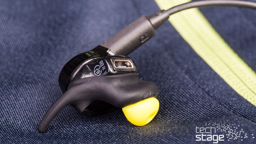 Das Aufladen geschieht über den Micro-USB-Anschluss und dauert bei komplett entladenem Akku etwa zwei Stunden.