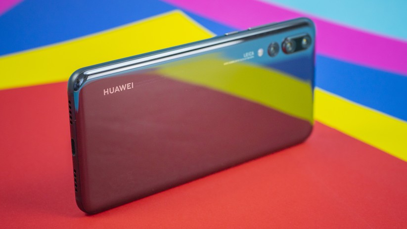 In der Mitte des Huawei P20 Pro sitzt ein Rahmen aus Metall.