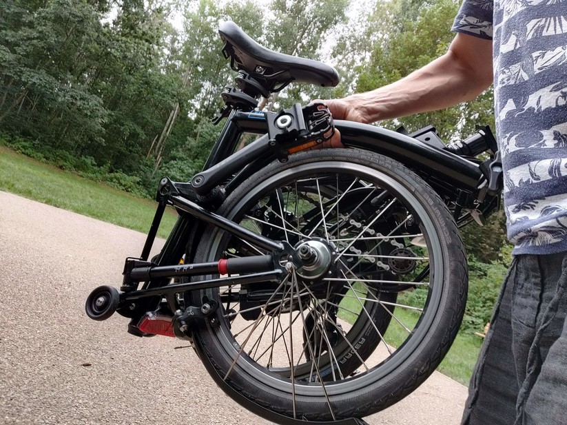 Winzig! Die Faltmaße des Brompton Electric erreicht kaum ein anderes E-Klapprad.
