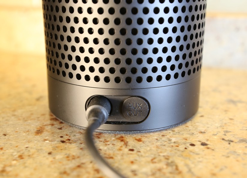 Per Klinkestecker kann man den Echo Plus auch mit der Stereoanlage verbinden.