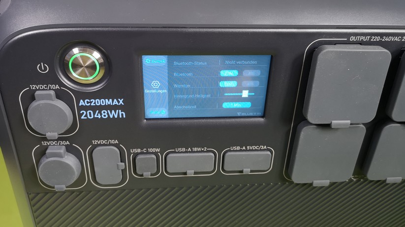 Auch die USB-Ports und sonstigen Ausgänge sind mit Gummikappen geschützt.