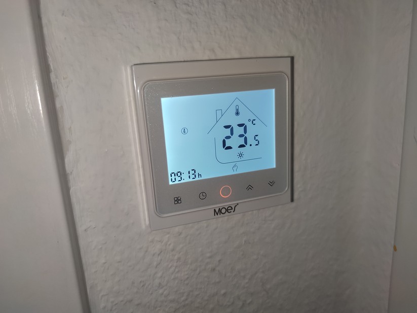 Moes-Thermostat für Fußbodenheizung: eingeschaltet und beleuchtet