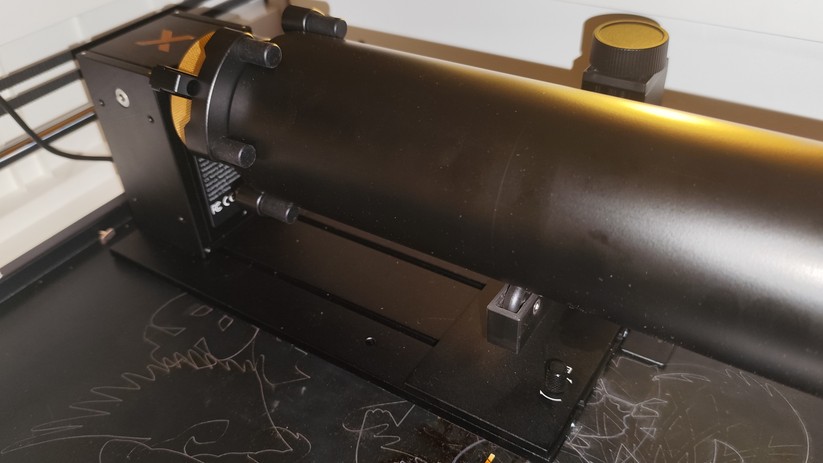xTool M2 – Das Rotationsmodul für Flaschen, Dosen und mehr.