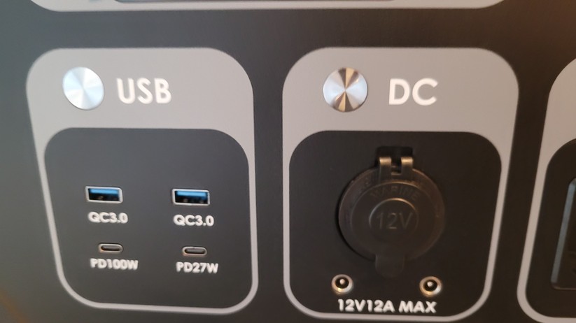  Balkonkraftwerk-Nutzer können mit der Sunbooster tagsüber Sonnenstrom speichern und diesen abends ins Stromnetz zur Versorgung von elektrischen Verbrauchern einspeisen. 
