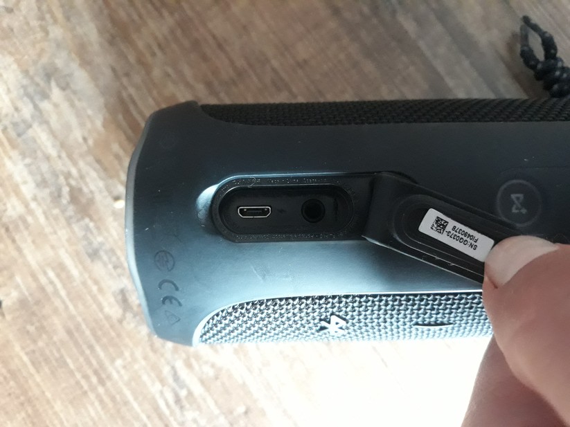 Der Flip 4 ist bei den verfügbaren Ports sehr sparsam ausgestattet: Es gibt lediglich einen USB-C- sowie einen 3,5mm-Klinke-Anschluss.
