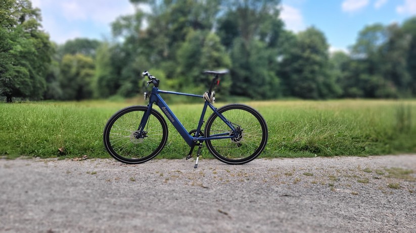 Accolmile E-Road: E-Bike mit 18 Kilo, 28-Zoll-Reifen, 250-Watt-Hinterradmotor, 345-Wh-Akku und 7-Gang-Shimano-Kettenschaltung