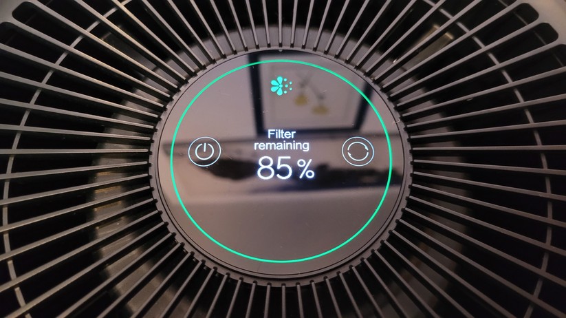 Über die Restlaufzeit des vierstufigen Filters informiert die OLED-Anzeige an der Oberseite beim Einschalten des Geräts. In der App werden diese Daten ebenfalls angezeigt.