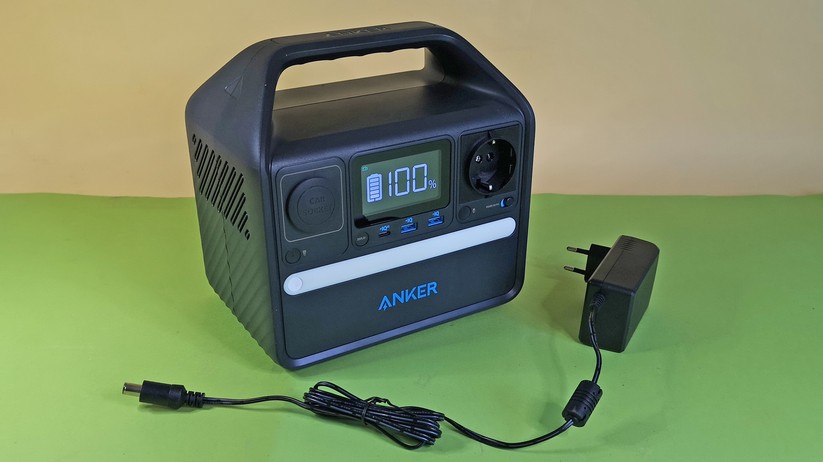 Die Anker Portable Powerstation 521 mit dem mitgelieferten Netzteil.