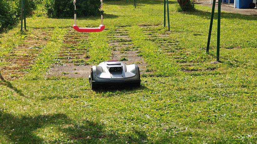  Zweite Test-Rasenfläche mit Engstelle und angrenzenden Beeten und Wegen