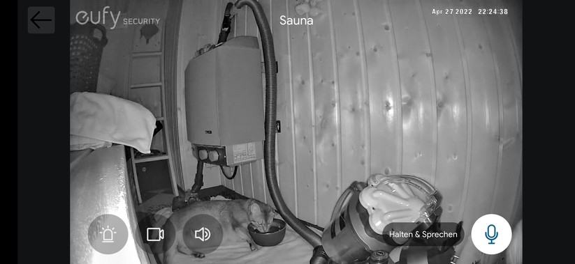 Das Bild zeigt eine Nachtaufnahme der Eufy Cam 2 Pro. Das Bild ist etwas heller als das der Reolink.