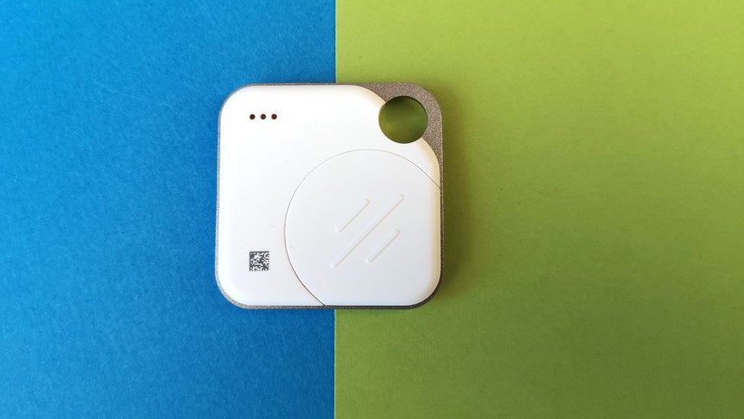 Auf der Rückseite ist der Deckel vom Batteriefach zu erkennen.