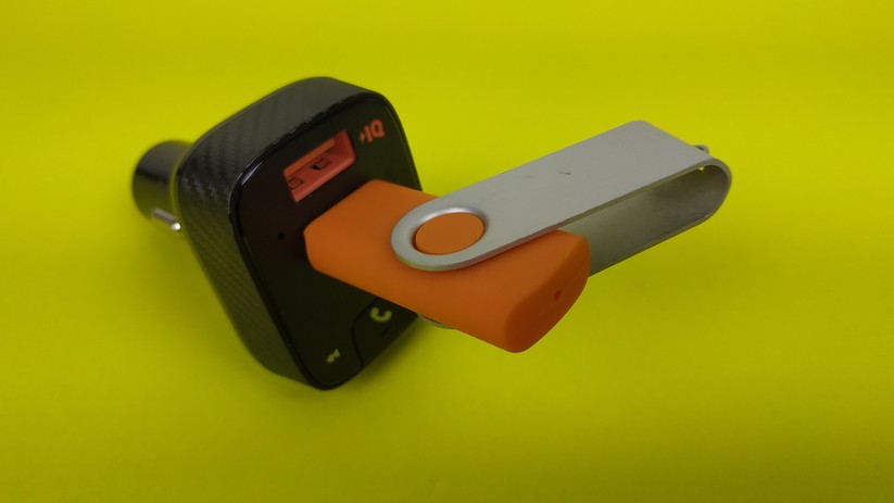 Neben Audio über FM-Frequenzen spielt der Transmitter auch über Klinkenkabel und vom USB-Stick Musik ab.