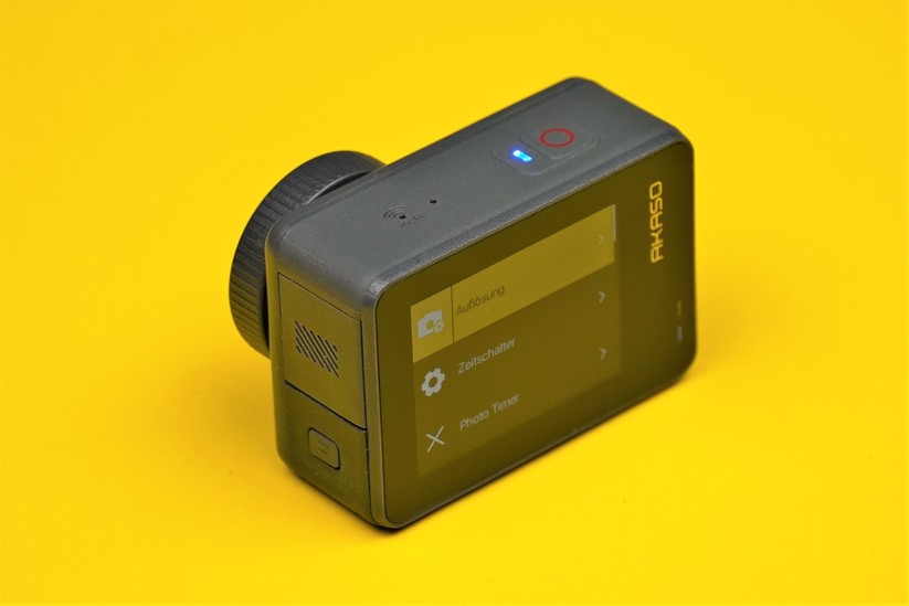 Das 2,0 Zoll große Display auf der Rückseite reagiert auf Wisch- und Touchgesten.