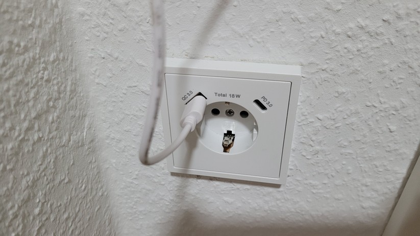 7Links IPC-300 (ZX5329): Die Überwachungskamera wird per USB-Kabel mit Strom versorgt. Dieses kann man mit einem klassischen USB-Netzteil mit USB-A-Port oder mit einer USB-Steckdose verbinden.