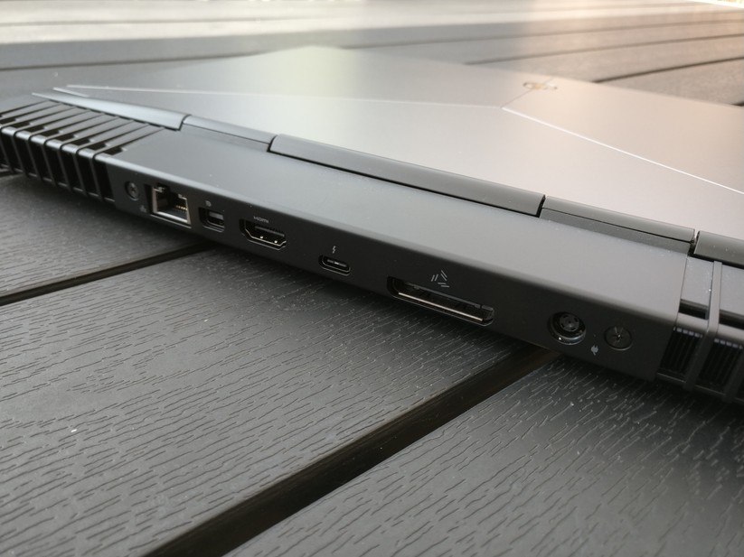 Das Alienware geizt nicht mit Anschlüssen.