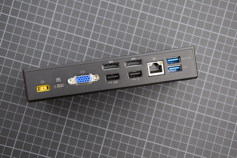 Auf der Rückseite sind alle wichtigen Anschlüsse für LAN, Monitore und USB. 