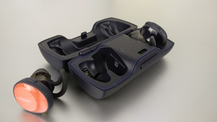 Sportkopfhörer wie die Bose SoundSport Free sitzen dank der Earflaps zuverlässig im Ohr.