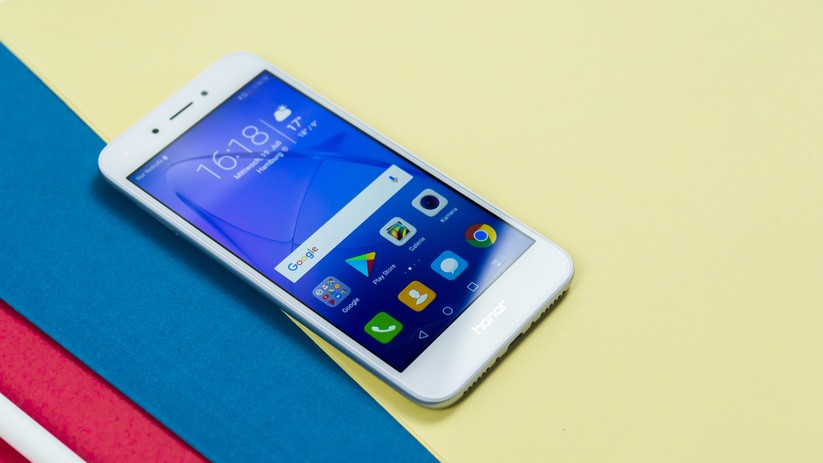 Das Display ist blickwinkelstabil und ausreichend hell.