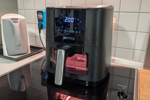 Heißluftfritteuse unter 50 € mit Sichtfenster & 5,4 l: Gorenje AF1350DWB im Test