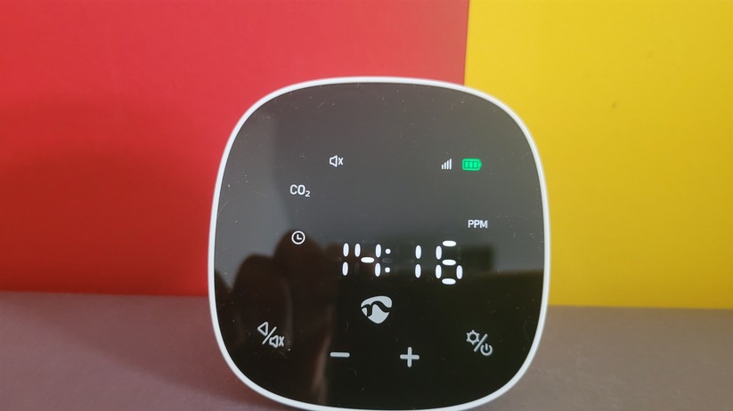 Nedis Smart Life Luftqualitätsmonitor ermittelt CO₂, Temperatur und Luftfeuchte. Außerdem ist das Gerät kompatibel zu Tuya und Home Assistant.