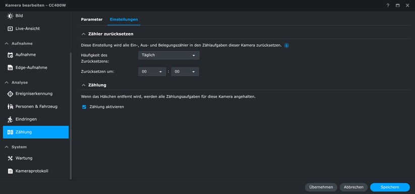 Synology CC400W: Die KI-Überwachungskamera bietet zahlreiche Einstellungsmöglichkeiten. Dazu zählen neben der typischen Erkennung von Personen und Fahrzeugen auch die Möglichkeit, diese zählen zu lassen. Die Bildqualität tagsüber geht in Ordnung. Dank HDR bietet sie ein ausgewogenes Bild. Bilder bei Dunkelheit sind aber nur mittelnäßig.