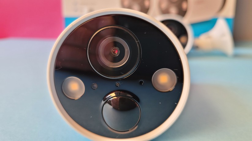 TP-Link Tapo C420S2: Zwei LEDs sorgen für eine farbige Nachtsicht.