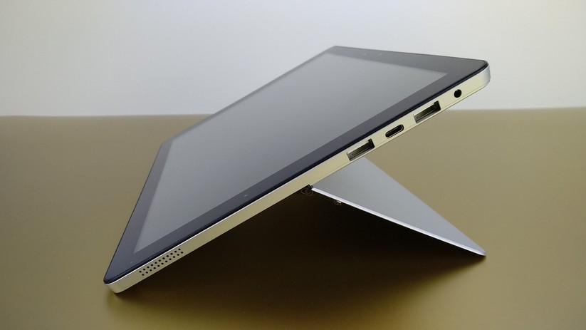 Der ausklappbare Ständer auf der Rückseite hält das Gerät stabil in der jeweiligen Position.