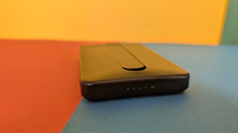 ESR Qi2 MagSlim Kickstand Powerbank: LED-Ladeanzeige
