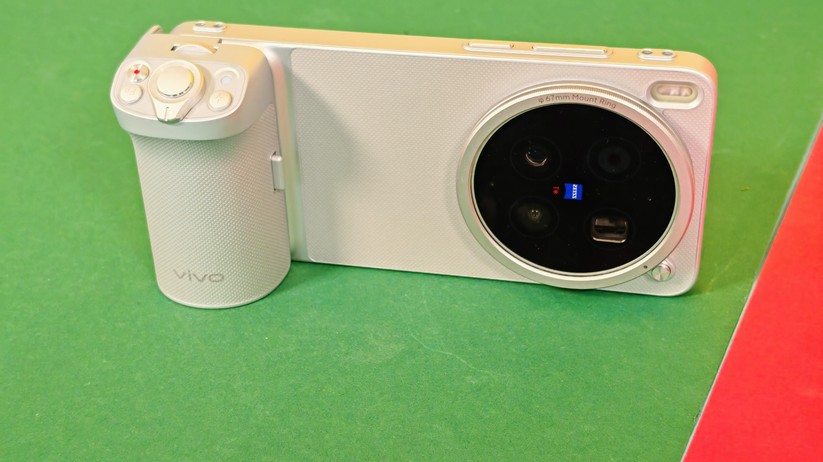 Vivo X300 Ultra mit Kamera-Handgriff