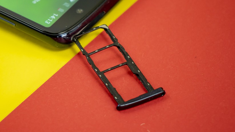 Dual-Nano-SIM und Platz für Speicherkarte beim Moto G6