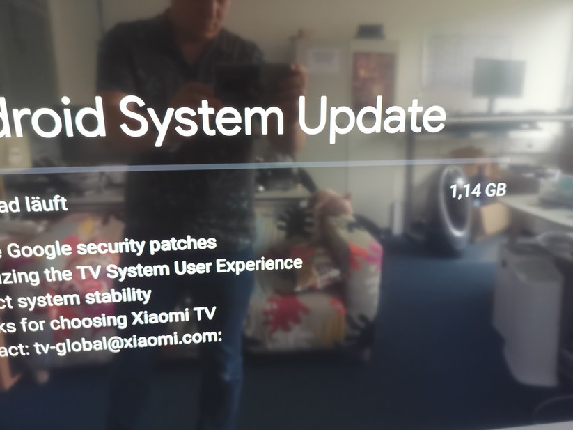 Xiaomi liefert Updates für den TV - im Bild sieht man aber auch die krasse Spiegelung. 