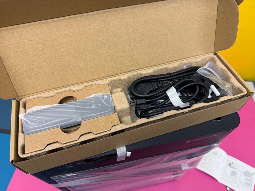 Werkzeug, Kabel und Zubehör finden sich, wie hier links das zu montierende Display des Druckers, in einem kleinen Karton im Inneren des P1S. 