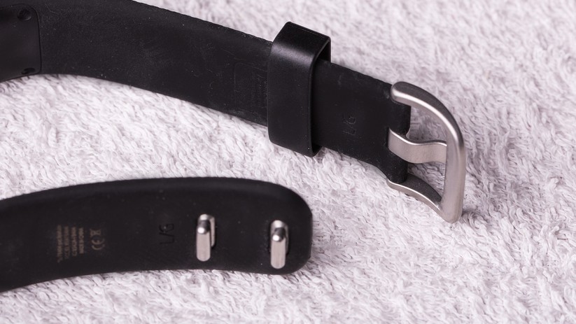 Der FitBit Charge HR (oben) hat eine Dornschließe, der FitBit Charge einen schlichteren Druckverschluss.