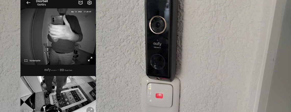 Die Eufy Video Doorbell Dual behält auch bei einer seitlichen Montage das Geschehen vor der Tür im Blick. Das gelingt dank eines großen Sichtfelds von 160° und einer um 15° seitlich abgewinkelten Montageplatte.