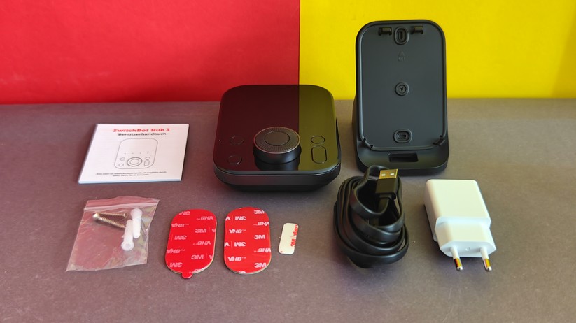 Anwender können mit dem Hub 3 Switchbot-Geräte über einen Touch-Bildschirm und einen Drehregler steuern. Der Hub integriert auch viele Infrarot-Fernbedienungen, sodass alte Geräte smart werden. Als Matter-Bridge kann er viele Geräte auch an andere Plattformen wie Apple Home und Home Assistant weiterreichen.