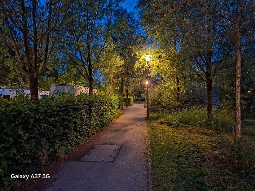  Foto bei Dunkelheit mit Straßenlaternen