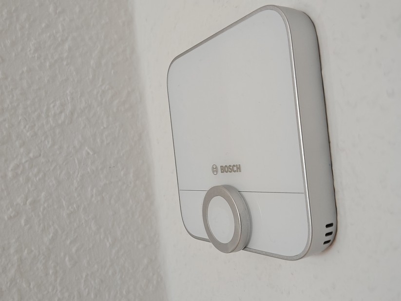 Das Bosch Raumthermostat II 230V nutzt zur Steuerung von Fußbodenheizungen die Zigbee-Funktechnik. Obwohl es damit grundsätzlich einen Hub benötigt, sind Anwender nicht auf das Bosch-Ökosystem festgelegt: Das Thermostat kann auch direkt in Home Assistant eingebunden werden.