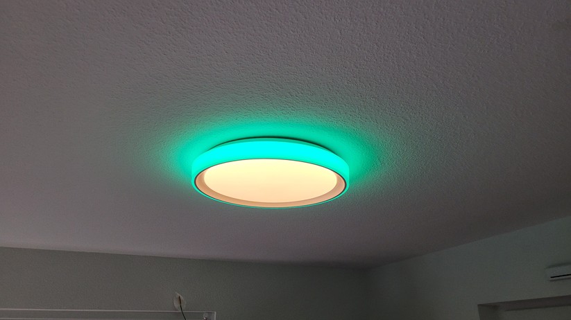 Die Aqara Deckenleuchte T1M funkt mit Zigbee und benötigt daher einen Hub. Sie ist außerdem kompatibel zu Homekit und Matter, sodass sie auch von anderen Smart-Home-Zentralen wie Apple Home, Samsung Smartthings, Homey Pro, Home Assistant, Google Home sowie Amazon Echo und Echo Hub steuern lässt. Die Hauptlampe mit einem Durchmesser von knapp 50 cm unterstützt eine Weißfarbton-Steuerung, während das umlaufende Seitenlicht dank RGBIC-Technik sehenswerte Animationen und Farbverläufe darstellen kann. Ihre LEDs sind hell genug, um einen Raum mit einer Größe von bis zu 25 m² zu beleuchten. Die maximale Leistungsaufnahme beträgt 25 Watt.  