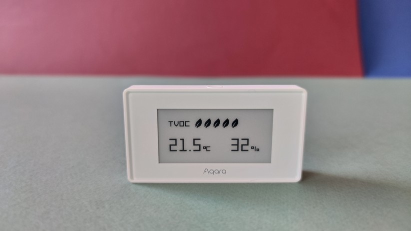 Der Aqara-Luftqualitätsmonitor für Innenräume, informiert auf einem sehr gut ablesbaren E-Ink-Display über TVOC (Total Volatile Organic Compounds), Temperatur und Luftfeuchtigkeit. Das Gerät unterstützt Google Assistant, Amazon Alexa, IFTTT und Homekit. 