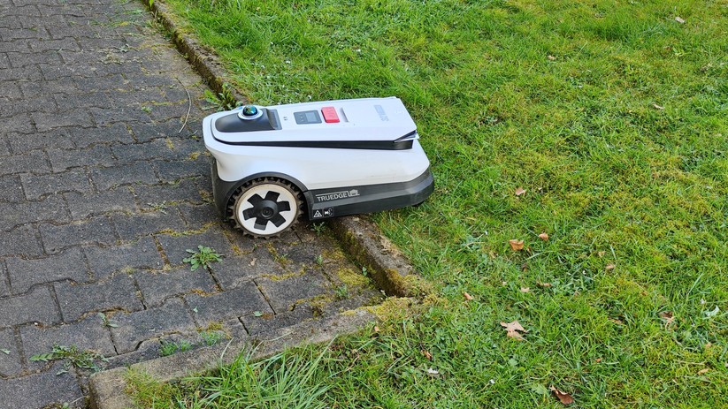 Den tieferliegenden Gehweg hat der Ecovacs Goat A3000 Lidar im Test nicht erkannt. Solche „kleineren Kinderkrankheiten“ bei neu vorgestellten Mährobotern sind allerdings verbreitet und dürften mit zukünftigen Updates behoben werden. Zudem erlaubt die App die Einstellung „Mähen entlang der Kartengrenze“, mit der der A3000 Lidar die Stelle meistert. Dann ist aber ein nachträgliches Trimmen nötig.
