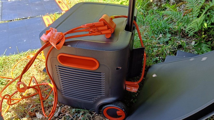 Jackery Explorer 3000 Pro beim Laden per Photovoltaik