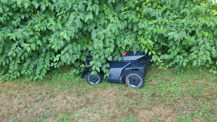 Segway Navimow X420: Großer und schwerer Allrad-Mähroboter mit RTK- und Kamera-Navigation für Rasenflächen bis 2000 m², 42 cm Schnittbreite, lenkbare Vorderräder, aber ohne Kantenschnittoptimierung.