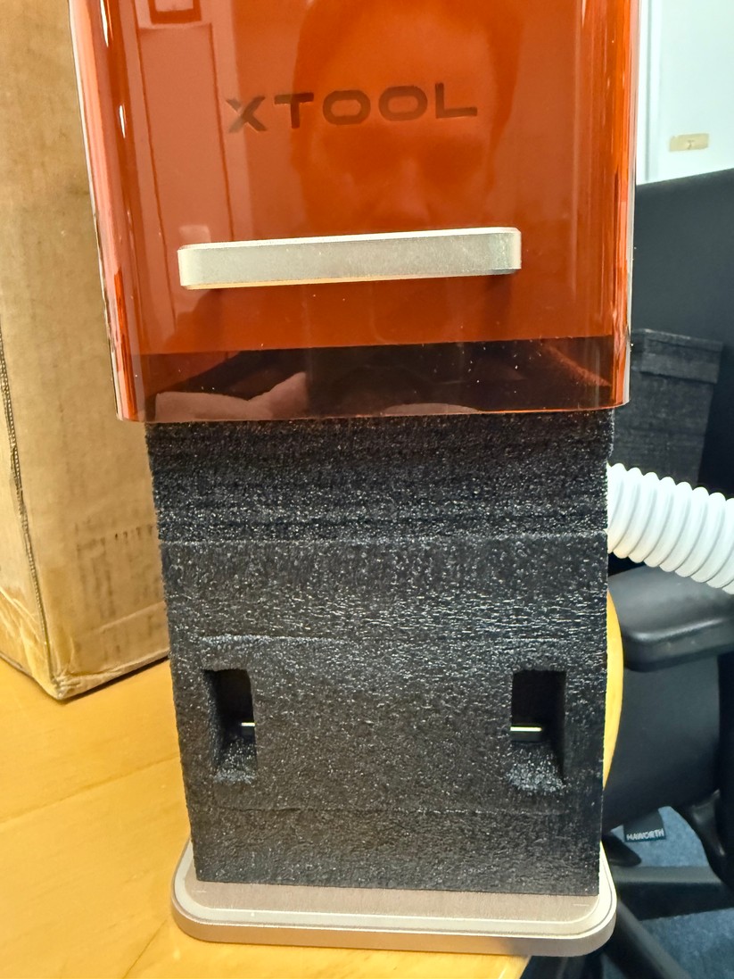 Im Inneren sitzt ein Schaumstoff-Würfel, den man nach dem Öffnen des Gehäuses nach vorne herausziehen kann.