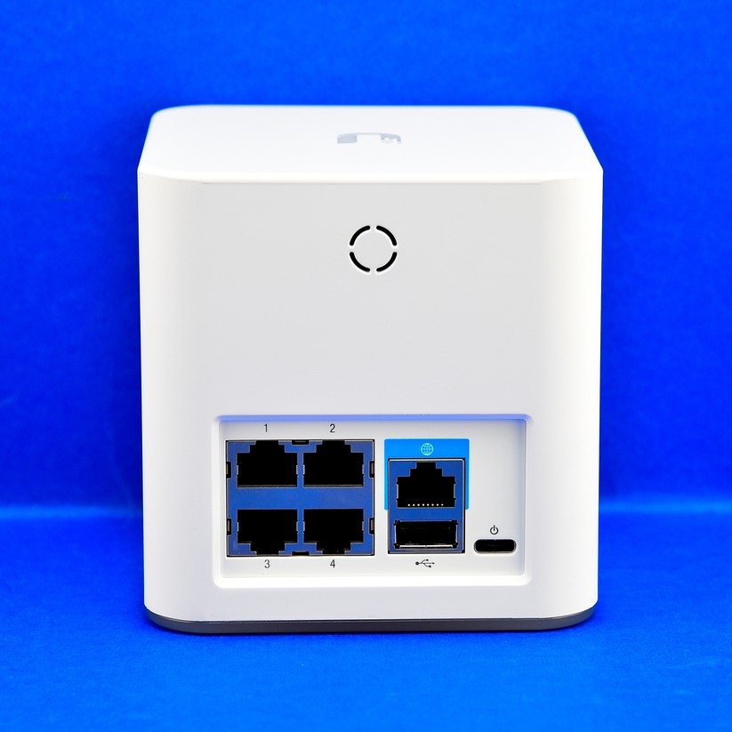 Die Netzwerkanschlüsse am Amplifi HD Router. (Bild: Harald Karcher).