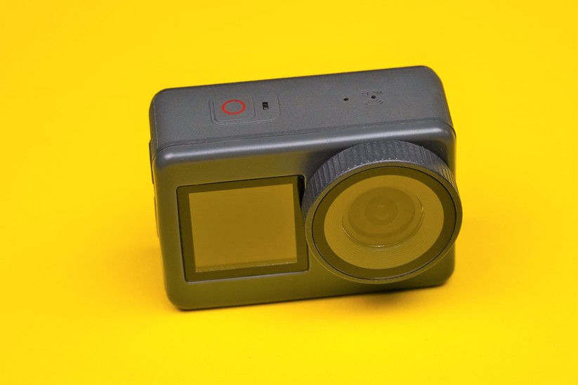 Über das kleine Frontdisplay kann man ebenfalls den Bildausschnitt kontrollieren.