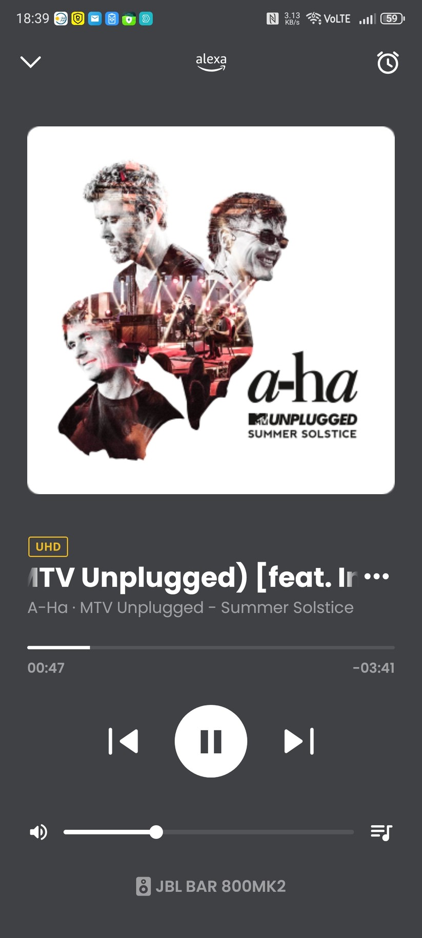 Die App JBL One bietet nicht nur umfangreiche Hilfen zur Abstimmung und Aufstellung der Soundbar, sondern integriert auch zahlreiche Streamingdienste.