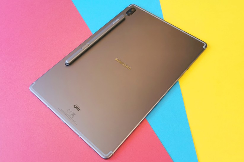 Metall-Rückseite mit angeheftetem Stylus.