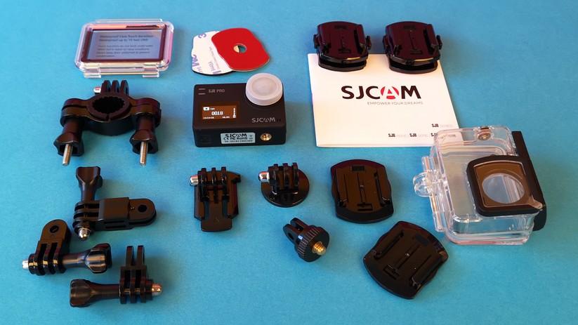 Während manche Kameras gar kein Zubehör im Lieferumfang haben, sind bei anderen Modellen jede Menge Extras dabei.