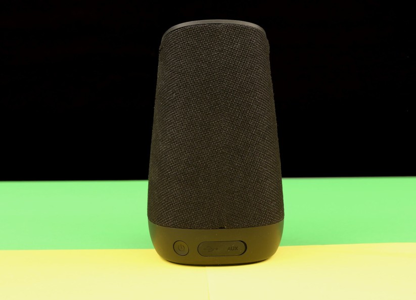 Der Pearl-Lautsprecher hört nur auf Knopfdruck zu.