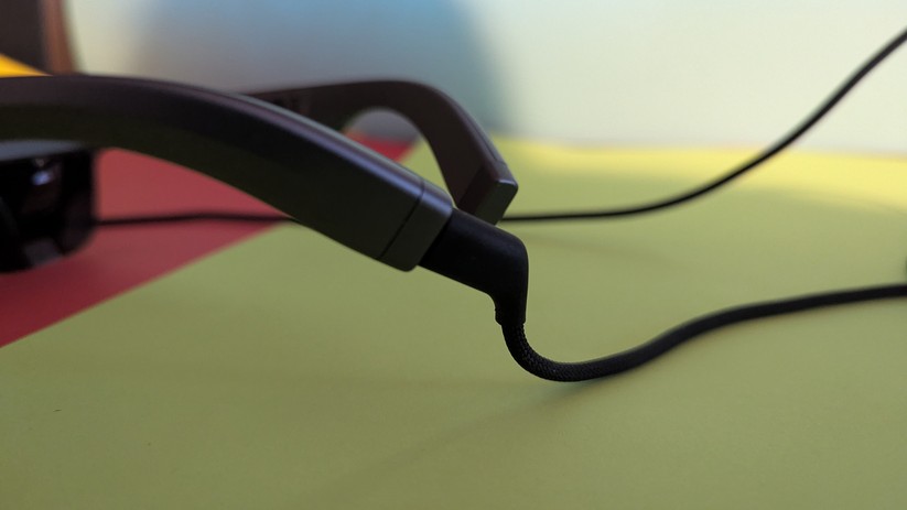 XR-Brillen wie die Starv View werden per Kabel mit dem Endgerät verbunden und dienen als alternatives Display.